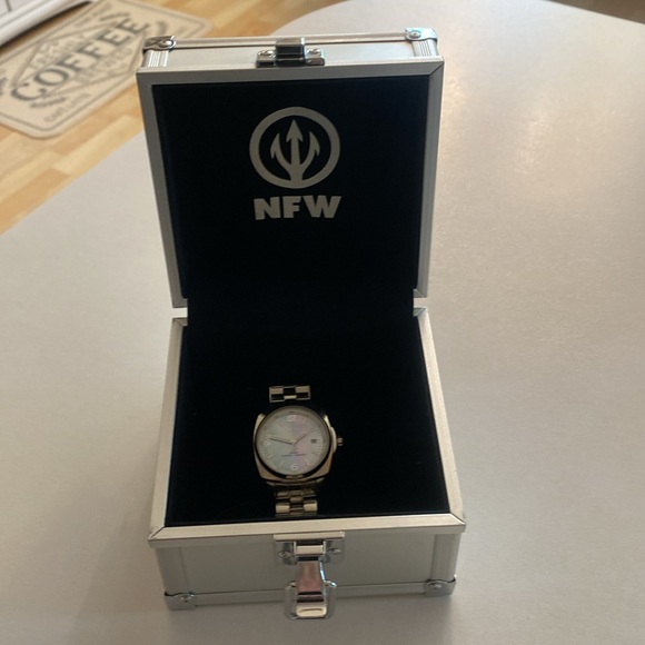 NFW quartz watch with box - Picture 2 of 9
